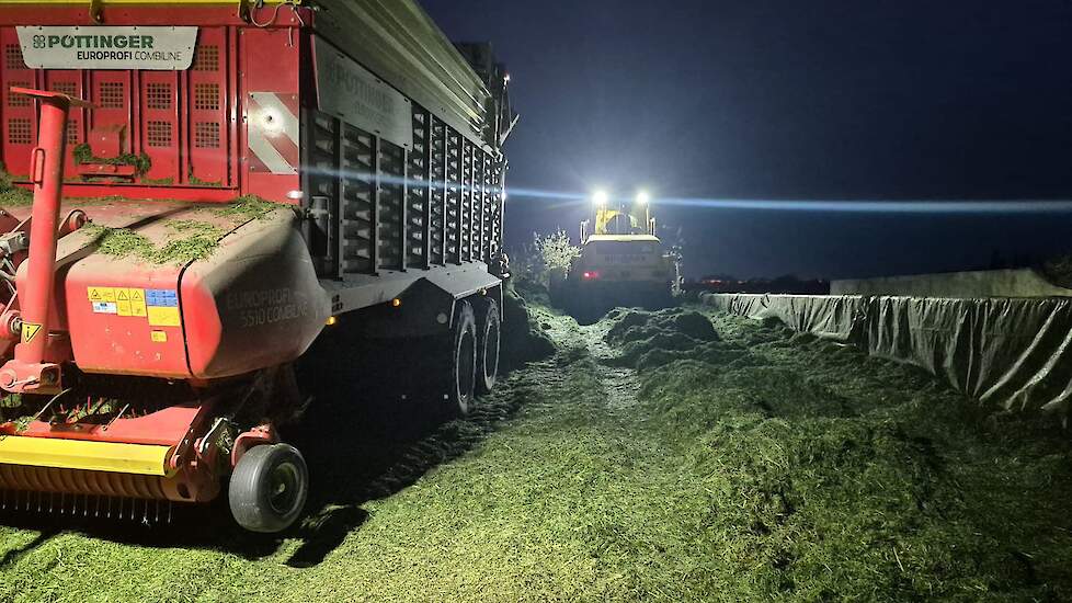 Opraapwagen Daan Spiering in het donker bij de kuil