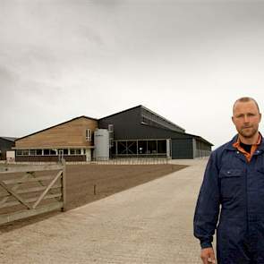 Melkveehouder Jos Seuntiëns bouwde in het Brabantse Knegsel een nieuwe stal voor 250 koeien. Het opvallende ontwerp is gebaseerd op de Italiaanse stal. De gemeente vereiste een uitbouw aan de voorgevel. Jos’vrouw Annemiek bedacht vervolgens de moderne uit