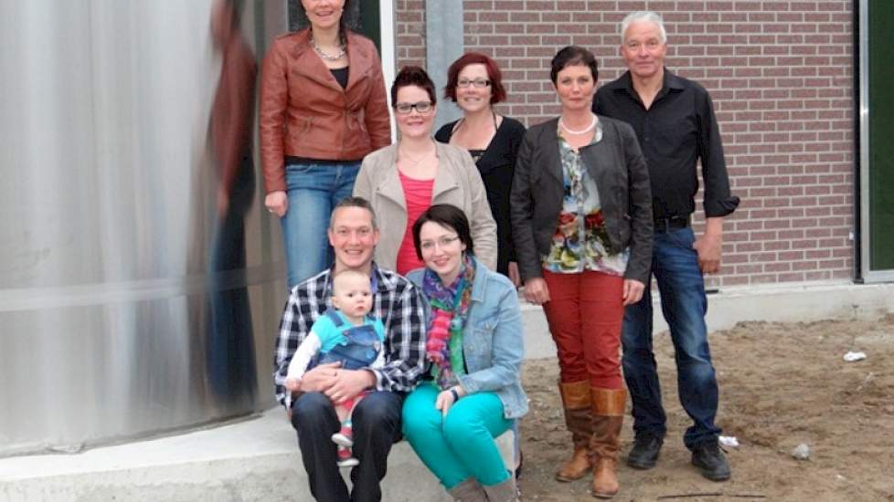Familie Knoops, bestaande uit (staand v.l.n.r): Inge, Lian, Moniek, Jeanne en Gerard. Zittend: Geert-Jan, zijn vrouw Moniek en hun dochter Janske. Geert-Jan en zijn ouders zijn voltijds actief op het bedrijf.