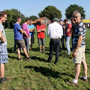 „Loop wekelijks door de wei; kijk en beoordeel”, zegt een Agrifirm-medewerker die propageert dat ‘laten beweiden het goedkoopst is, mits de wei in orde is’. Melkveehouders Harry Jansen en zoon Hans (links) uit het Gelderse Groesbeek, topkuilwinnaar van vo