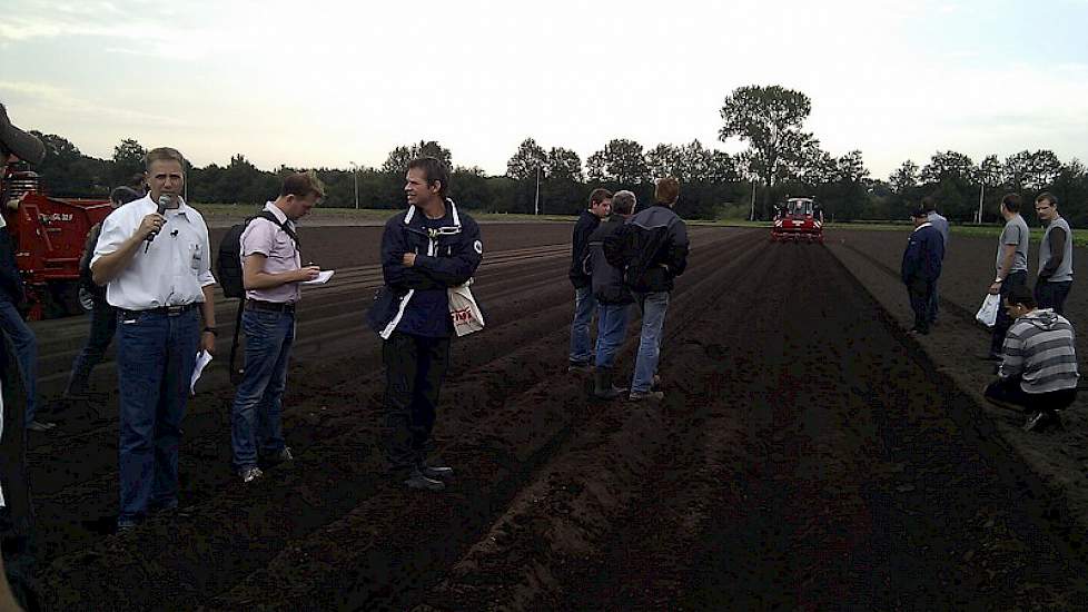 Wat is beter, ruggen maken met Gitter rollen of met freeskappen? Aardappelen in bedden poten is ook een optie. De traditionele rug houdt vocht minder goed vast, maar blijft onverminderd populair, ook op zandgrond.