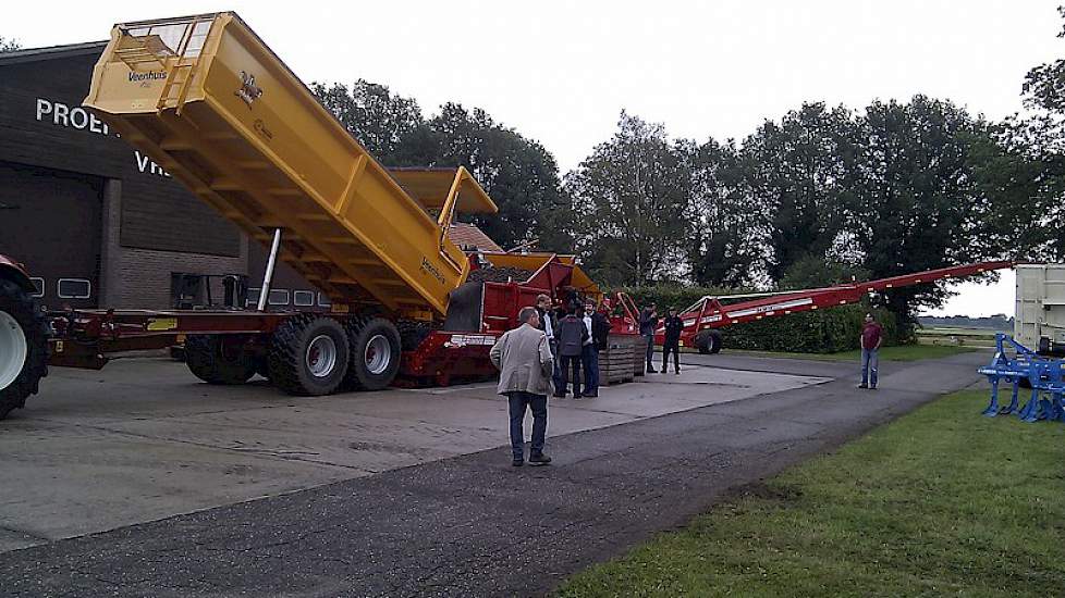 Grimme demonstreerde haar inschuurlijn met een stortbak met hydraulische deuren en een kort tussenbandje, dat ophoping voorkomt.