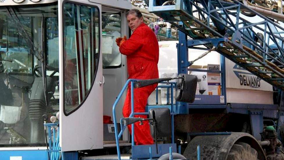 Regelneef Thijs Flikweert bij de landbouwspuit